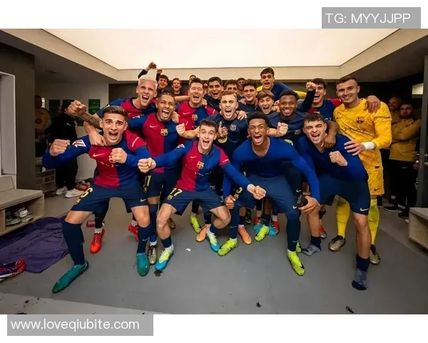 足球明星捧杯事件背后的真相揭秘与舆论反响分析