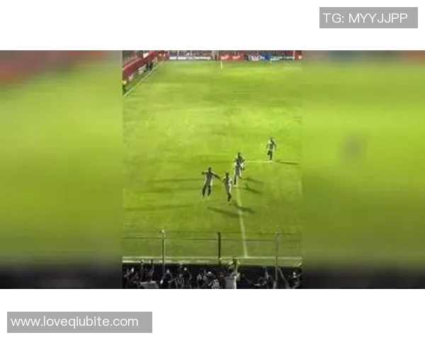 足球明星在绿茵场上激情四射的精彩打球瞬间视频合集